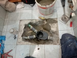 Φωτογραφία έργου: κατεδάφιση δαπέδου μπάνιου με αποκάλυψη αποχέτευσης